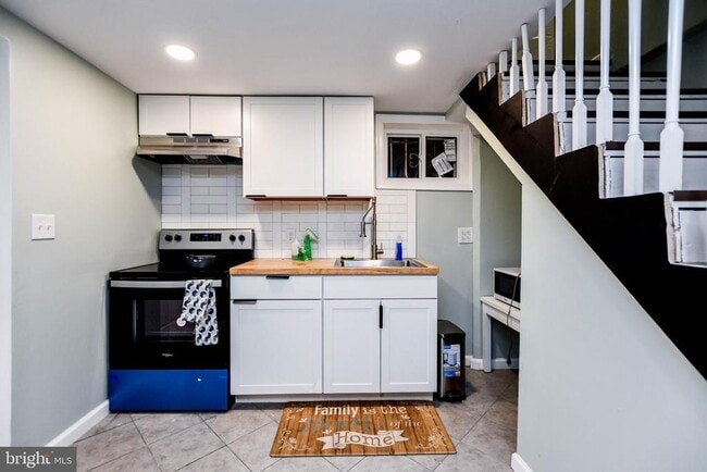 Building Photo - 3802 Cedar Dr