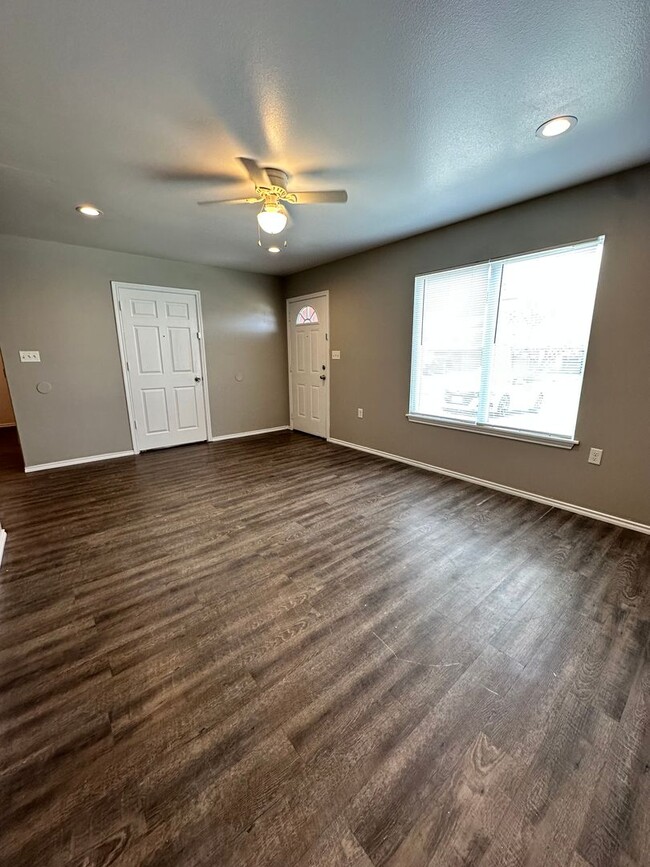 Building Photo - Cute 3 Bedroom Home Located In Chatman Hil...