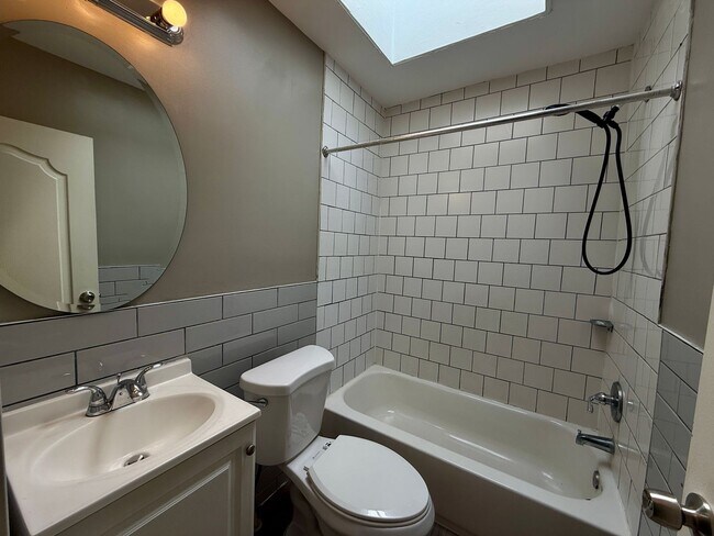Building Photo - Move-In Ready 3BR Home with Modern Updates...