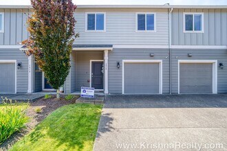 Building Photo - Eco-Friendly & Modern Townhome in Hazel Dell North