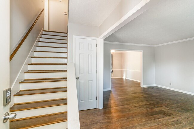 Building Photo - Beautifully maintained and move-in ready 3BR/2.5BA