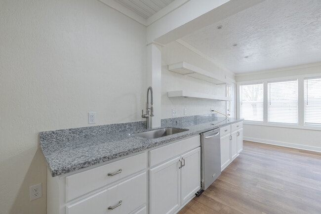 Building Photo - Beautiful Tech Terrace Home! Full of Chara...