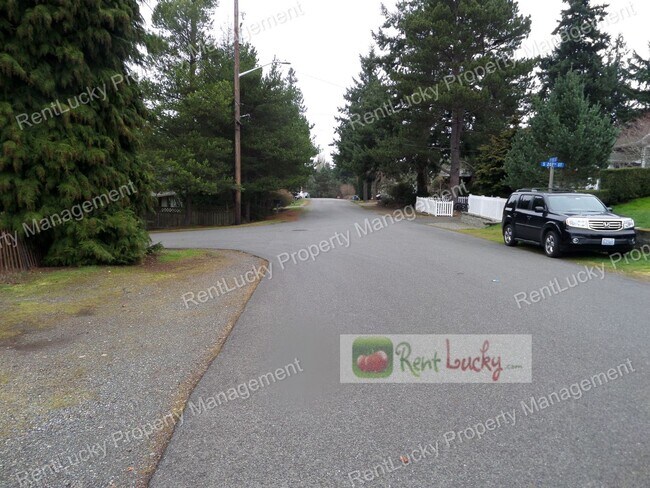 Building Photo - RARE FIND! Adorable 3-Bedroom Mid-Century Home in Great Des Moines Location!!