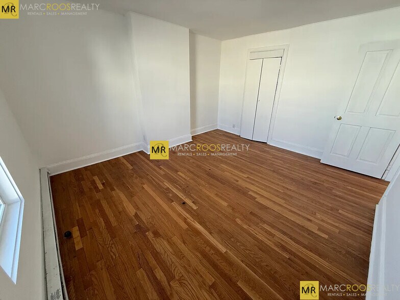 Building Photo - 682 Parker St