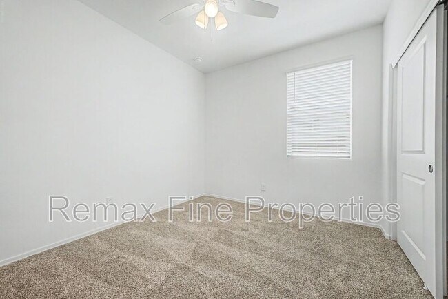Building Photo - 15543 W Desert Hollow Dr