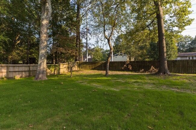 Building Photo - 4 Bed 2.5 bath