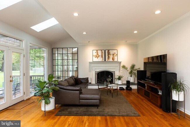 Building Photo - 8809 Saunders Ln