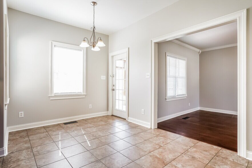 Building Photo - 476 Winding Oak Way