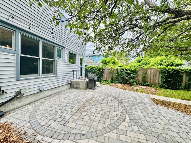 Building Photo - Charming 3-Bedroom Oasis with Elegant Touches & Finished Basement on Washburn Ave!