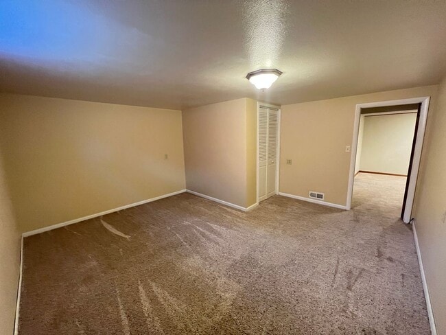 Building Photo - 5 bedroom 3 bathroom home for rent