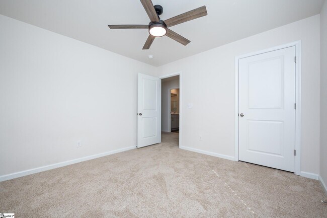 Building Photo - 114 Green Oak Dr