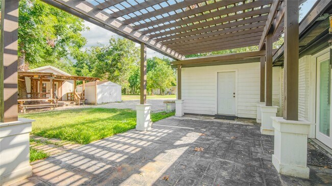 Building Photo - 25203 Lakeview Rd