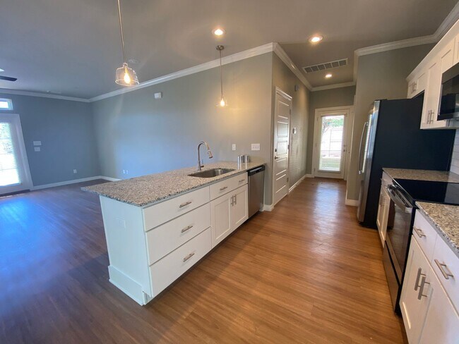 Building Photo - 2021 N Penelope Ln