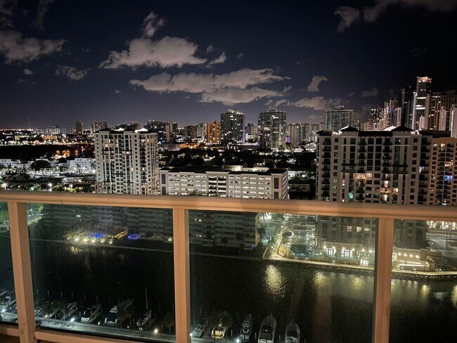 Building Photo - 100 Bayview Dr