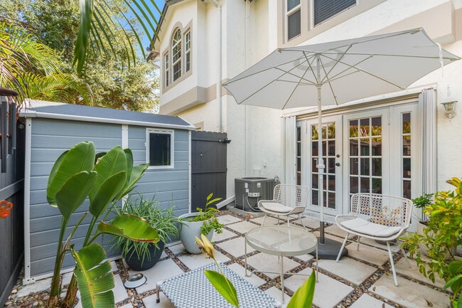 Building Photo - 1321 Bayview Dr