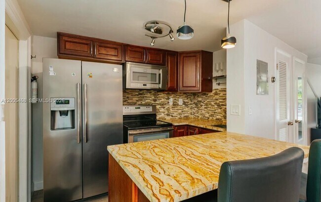 Building Photo - 6865 Bay Dr