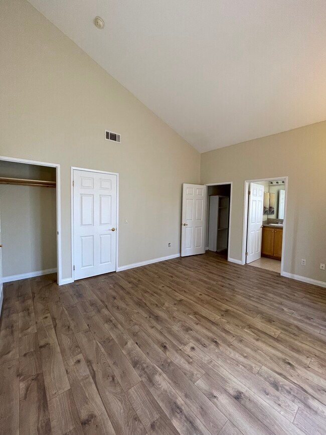 Building Photo - 13806 Vanowen St