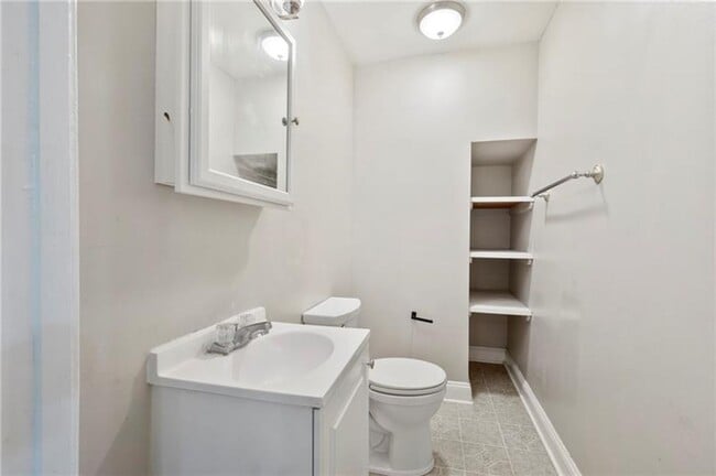 Building Photo - Charming 2-Bedroom Home with Tall Ceilings & Backyard Deck in Coraopolis