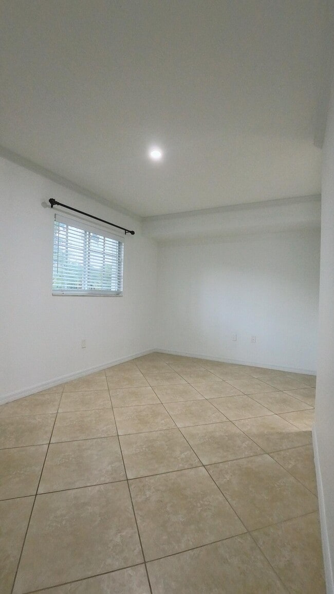 Building Photo - 1000 Palm Trail