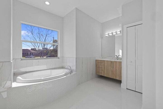 Building Photo - 419 SW Namoit Pl