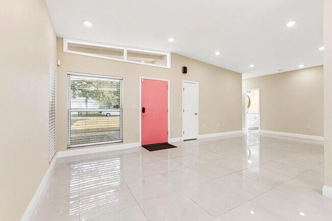 Building Photo - BEAUTIFULLY REMODELED 3-BEDROOM TAMPA HOME | SUNROOM | MODERN INTERIOR