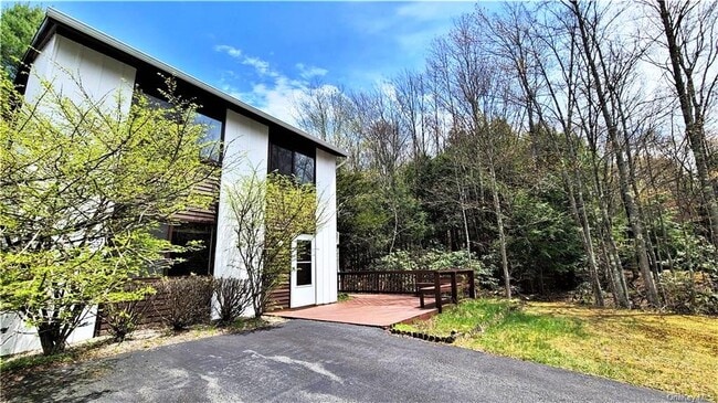 Primary Photo - 52 Medallion Rd