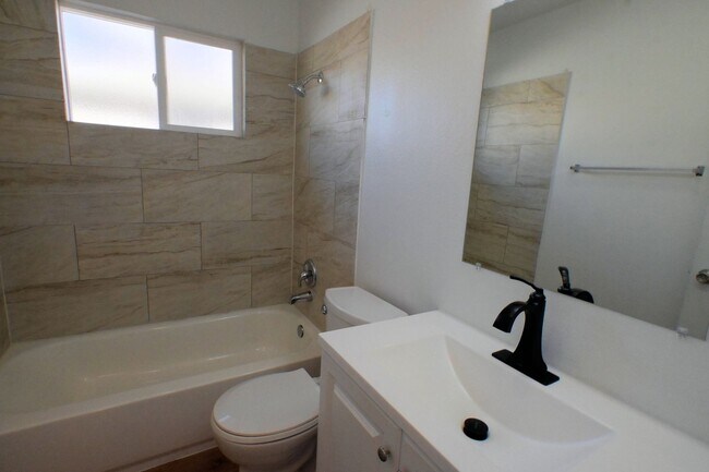 Building Photo - 2608 E Mesquite Ave