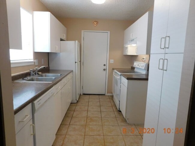 Building Photo - Spacious 4 bedroom 2 bath home in Camelot II