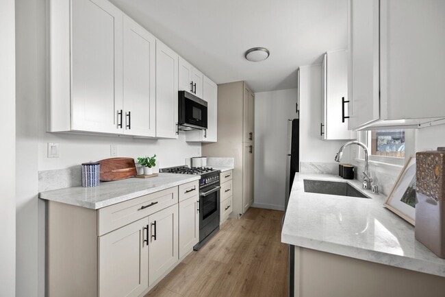 Building Photo - 1510 W 52nd St