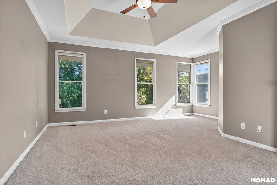 Building Photo - 838 Valley Dr