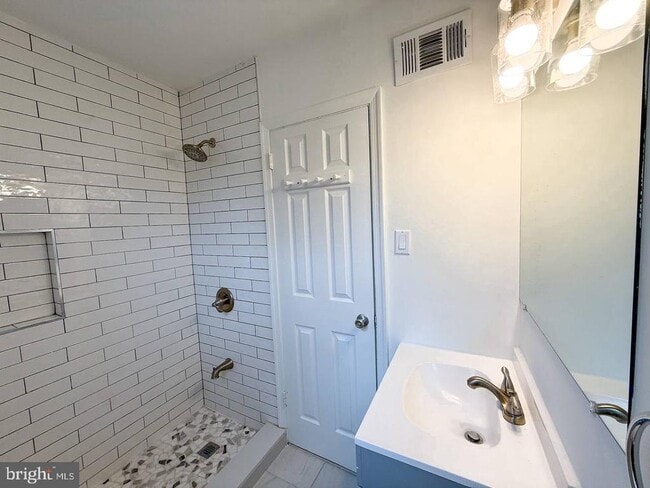 Building Photo - 7028 Valley Ave