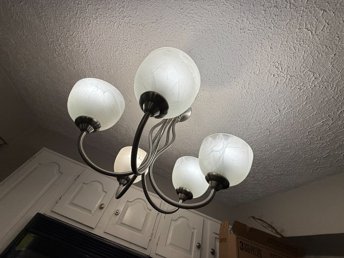Kitchen lights - 4801 Beaucroft Ct