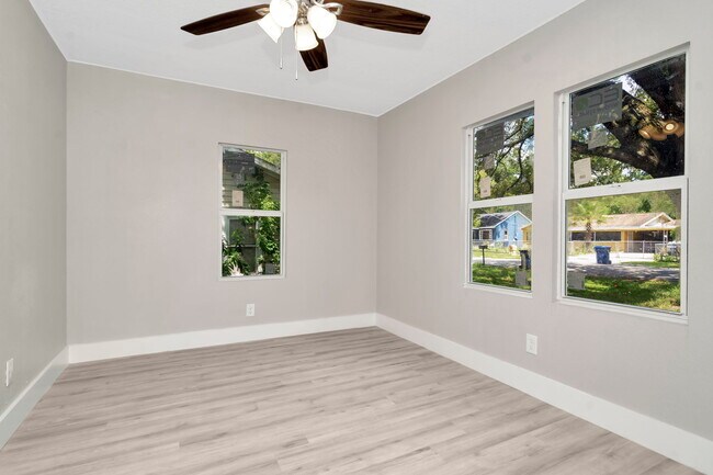 Building Photo - 1617 E Linden Ave