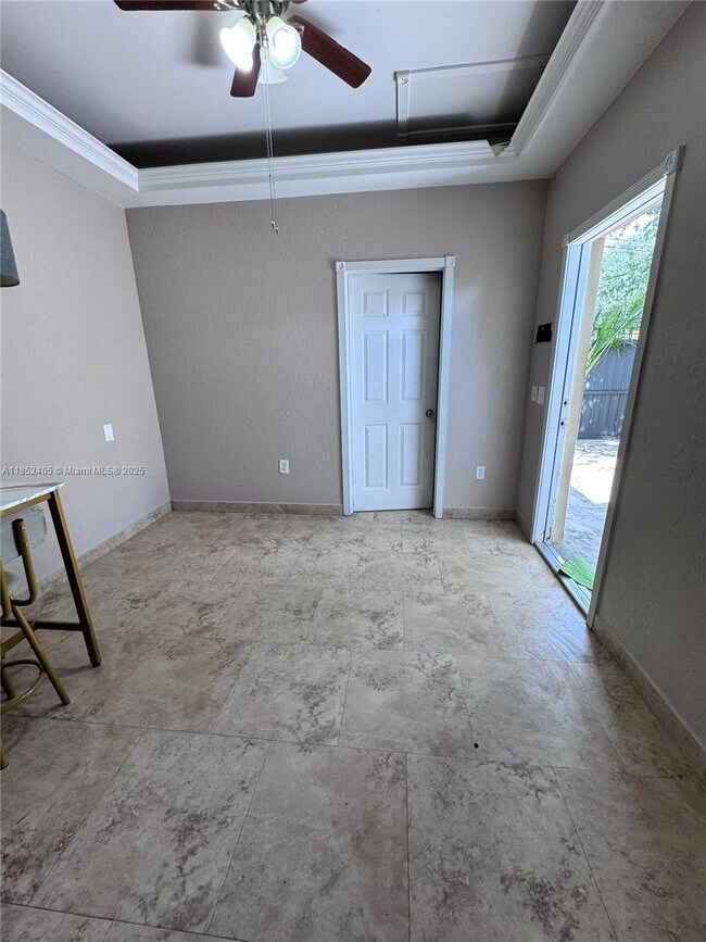 Building Photo - 955 SW 75th Ave
