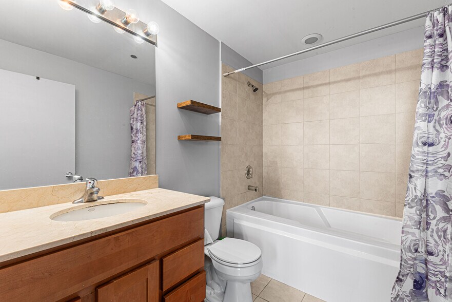 master bath - 1122 W Catalpa Ave
