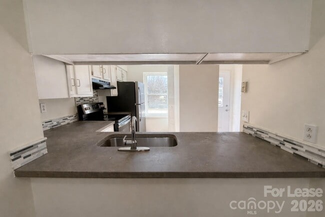 Building Photo - 9432 Lexington Cir