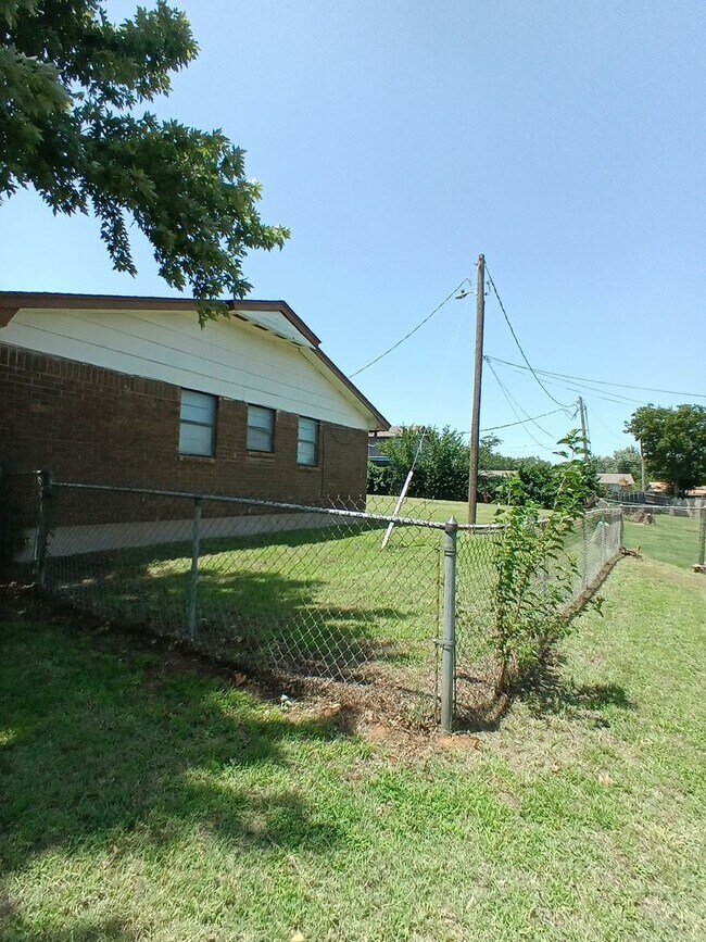 Building Photo - 107 W Campbell Dr