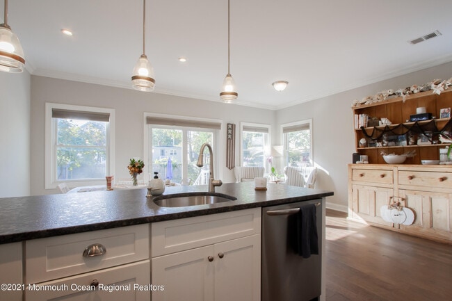 Building Photo - 41 Bank St