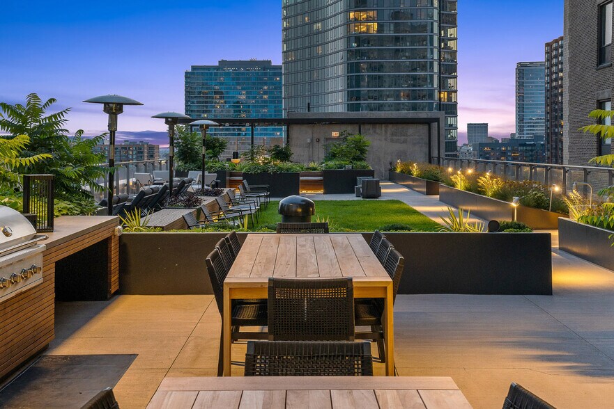 Building Photo - 1000 S Michigan Ave