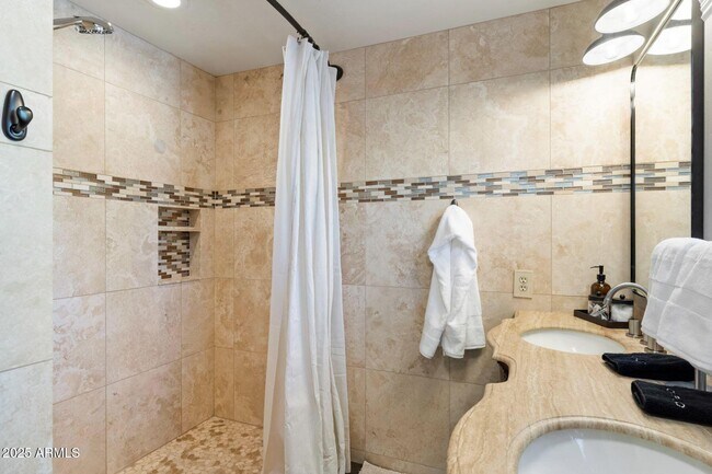 Building Photo - 7802 E MacKenzie Dr