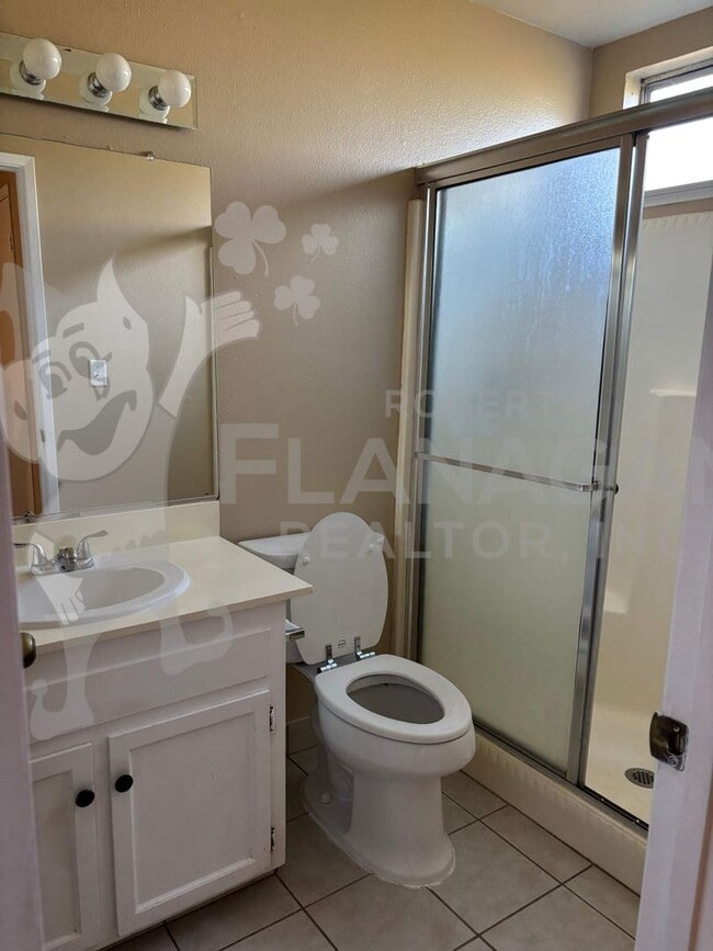 Building Photo - 3 Bedroom/ 2 Bathroom home