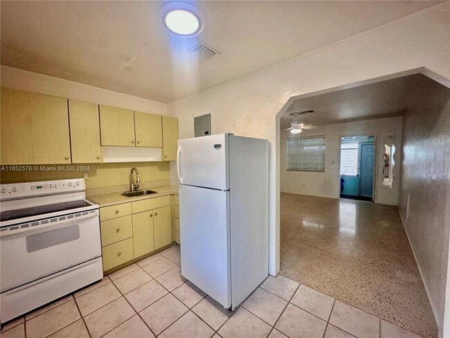 Building Photo - 2 bedroom in Hollywood FL 33020