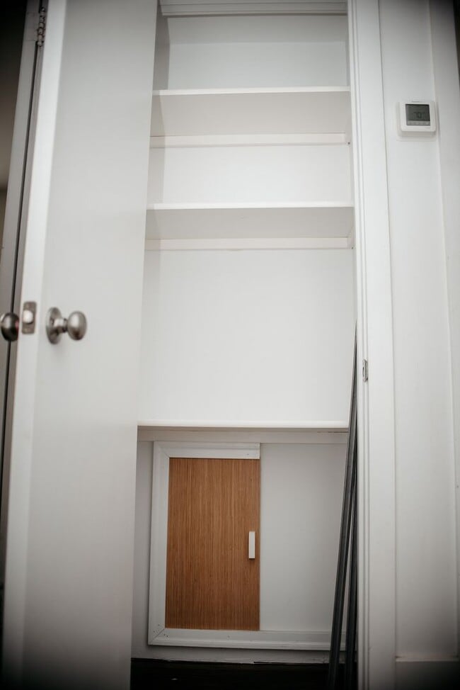 Building Photo - 870 E Main St