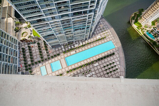 Building Photo - 495 Brickell Ave