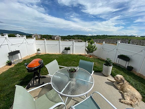 Building Photo - 6849 Village Green Dr