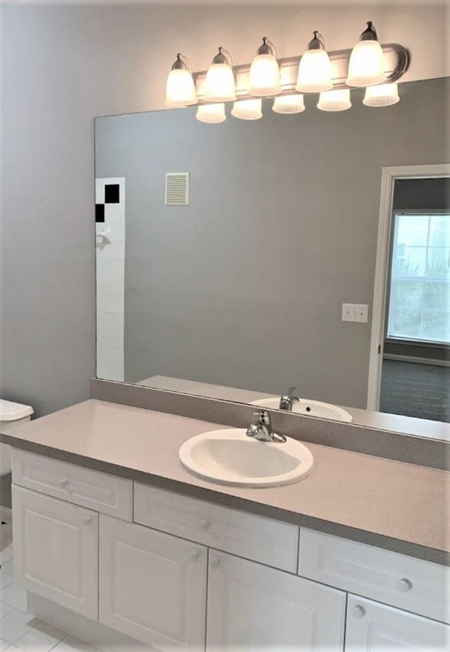 Building Photo - 2 Bedroom + Den and 1 Car Garage, Pet frie...