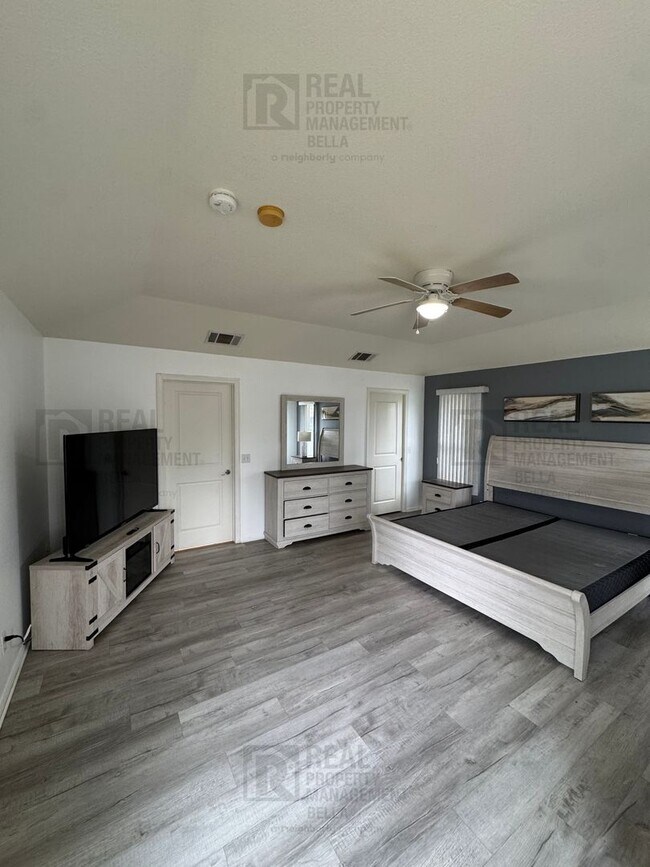 Building Photo - $750 MOVE-IN SPECIAL DISCOUNT AVAILABLE! Luxury Living Awaits: Stunning 4-Bedroom Cul-de-Sac Retr...