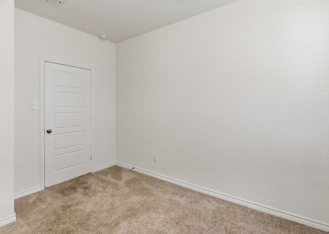 Building Photo - This spacious 4-bed/3-bath two-story rental is a gem waiting for you!