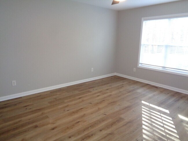 Building Photo - APPLICATION PENDING-NICE-One Level House for Rent in Oak Ridge