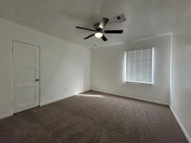 Building Photo - 3422 E Taylor St